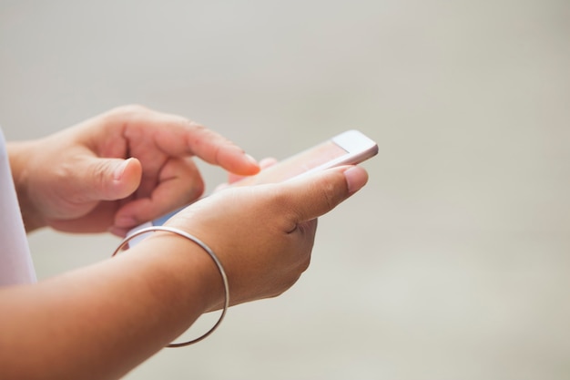 Gros plan mains à l'aide de téléphones intelligents