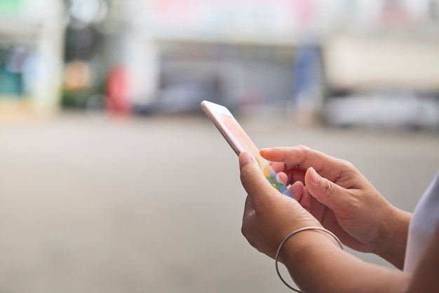 Gros plan mains à l'aide de téléphones intelligents