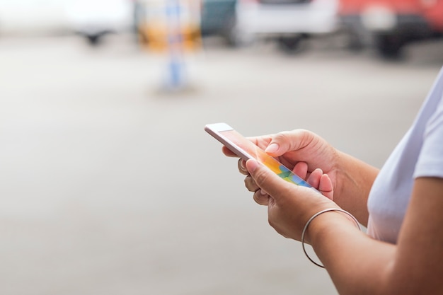 Gros plan mains à l'aide de téléphones intelligents