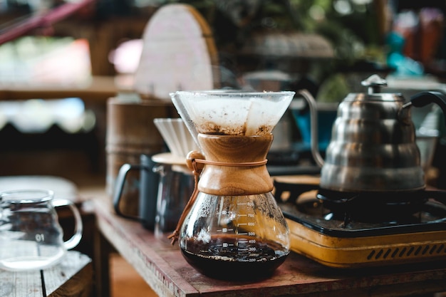 Gros plan des mains barista faire du café