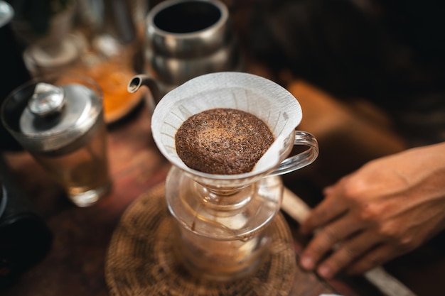 Gros plan des mains barista faire du café