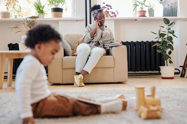 Gros plan des mains de bébé avec smartphone