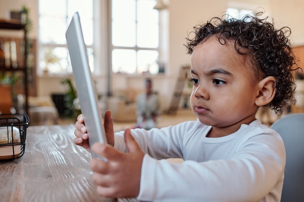 Photo gros plan des mains de bébé avec smartphone