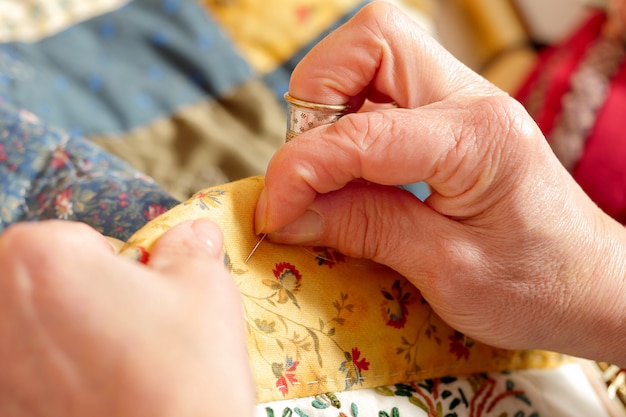 Gros plan des mains d'une couturière