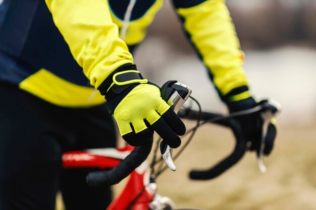 Gros plan sur les mains d'un cycliste tenant un guidon