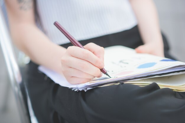 gros plan sur les mains, dessin sur un carnet de croquis