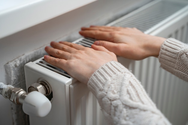 Photo gros plan sur les mains du radiateur