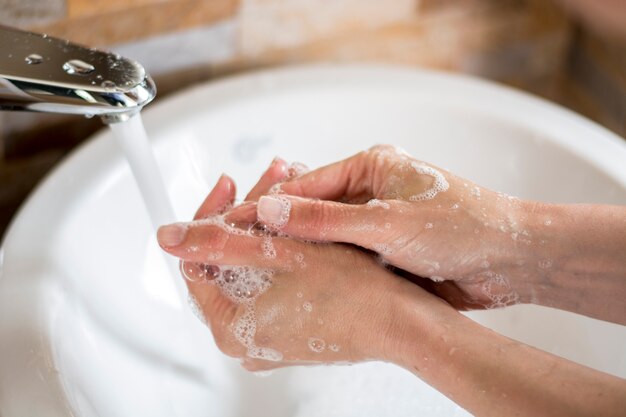 Gros plan des mains avec du savon