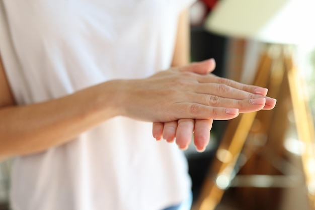 Gros plan des mains féminines avec une belle manucure