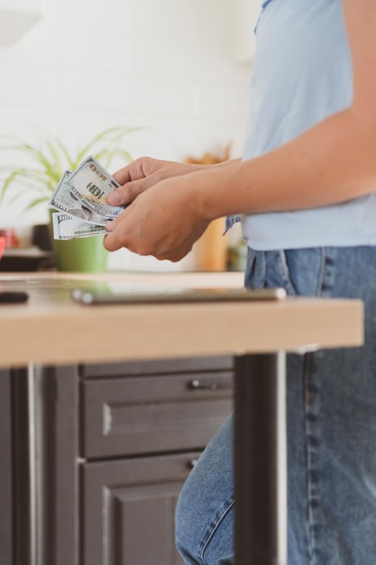 Gros plan des mains féminines comptant de l'argent