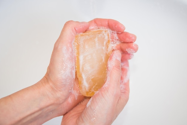 Gros plan sur les mains d'une femme adulte avec du savon et des bulles lavage des mains hygiène santé propreté propreté