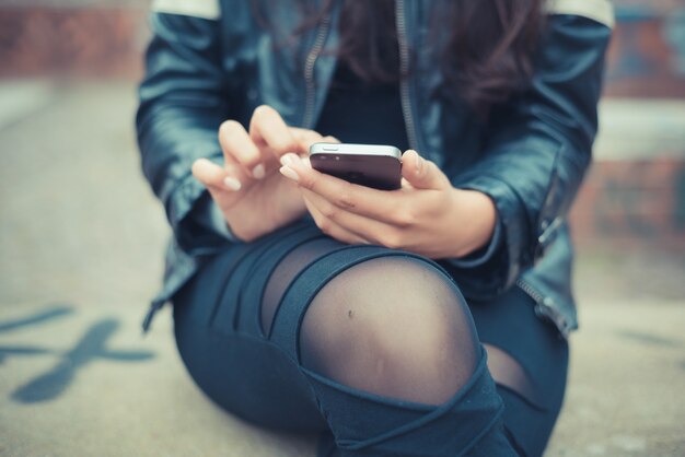 gros plan de mains de femme à l&#39;aide de smartphone