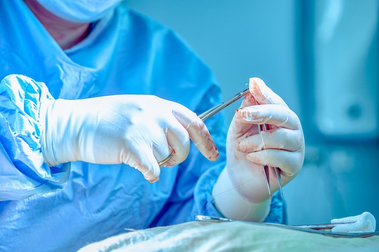 Photo gros plan des mains d'une femme chirurgienne pendant l'opération. soins de santé, éducation médicale, concept de chirurgie