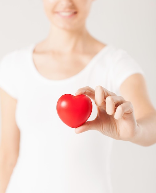 gros plan des mains de femme avec coeur