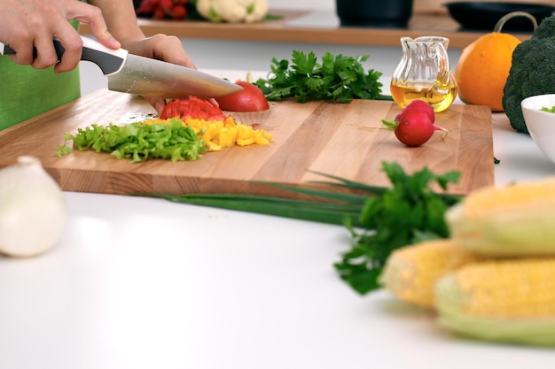 Gros plan sur les mains de la femme cuisinant dans la cuisine