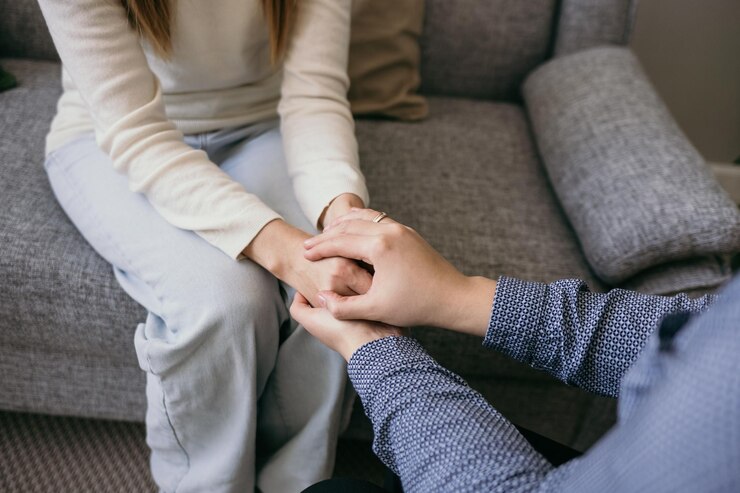 Photo gros plan sur les mains d'une femme médecin étreignant les mains du patient. un geste de soutien. assistance psychologique à une femme