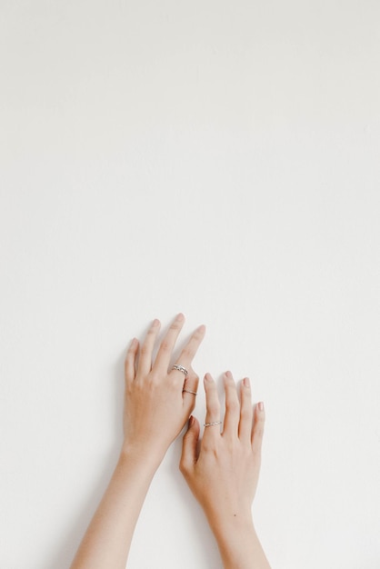Gros plan des mains de femme montrant des bagues esthétiques sur les doigts copiez l'espace pour les accessoires et la beauté