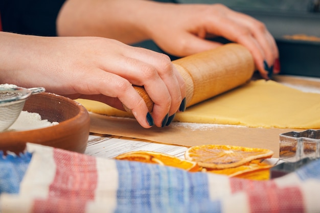 Gros plan des mains de femme préparant la pâte pour les cookies
