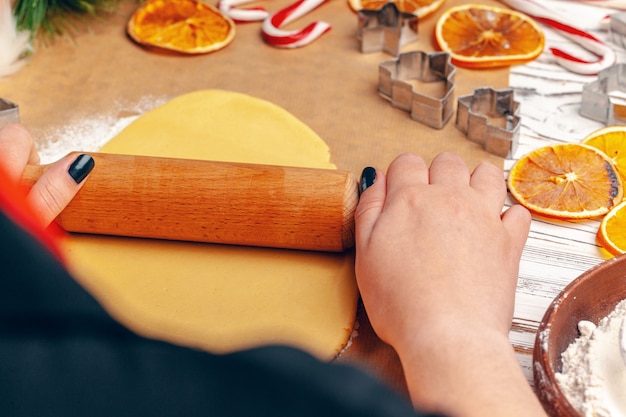 Photo gros plan, mains femme, préparer, pâte, biscuits