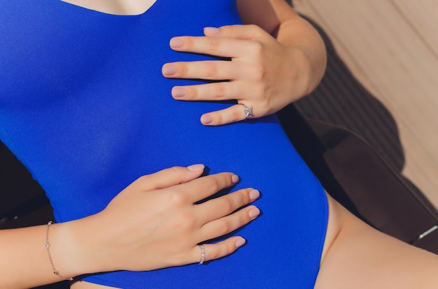 gros plan de mains de femme de style boho avec des bijoux en argent