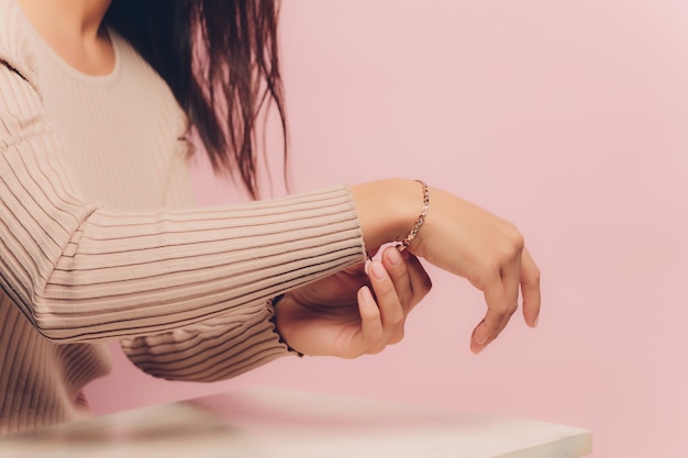 Gros plan des mains de femme de style boho avec des bijoux en argent.