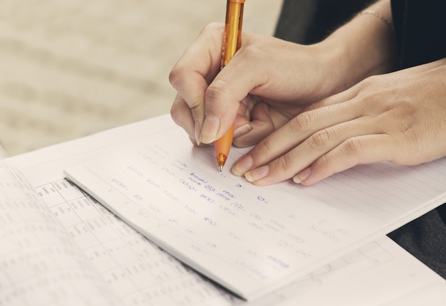 Gros plan des mains de fille étudiant