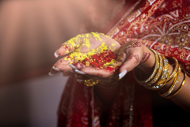 gros plan des mains de fille Inde tenant une poudre colorée dans les mains au festival de holi