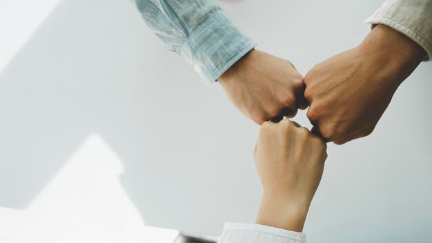 Gros plan sur les mains Groupe de travail d'équipe de personnes multiraciales réunies se donnent la main