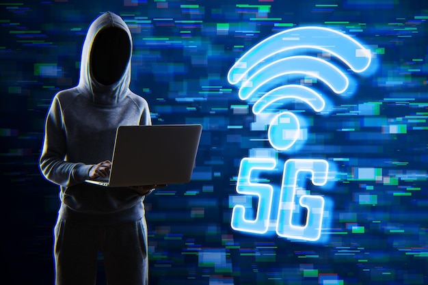 Gros plan sur des mains de hacker tenant un ordinateur portable avec hologramme d'icône glitchy 5G