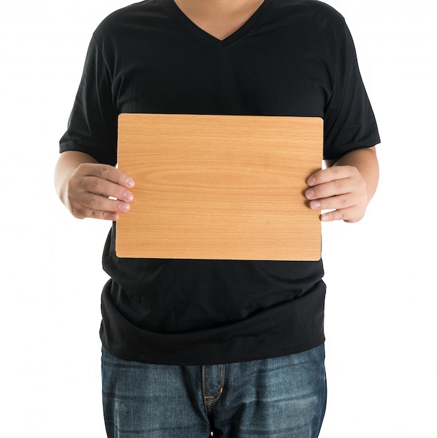 Gros plan de mains d&#39;homme montrant une planche vierge en bois