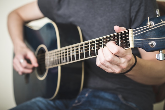 gros plan des mains, jouer de la guitare