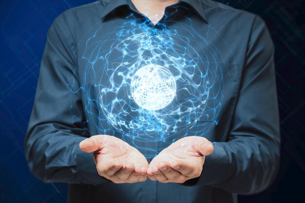 Gros plan des mains mâles tenant une sphère linéaire bleue brillante sur fond flou Réseau de cyberespace géométrique et futur concept