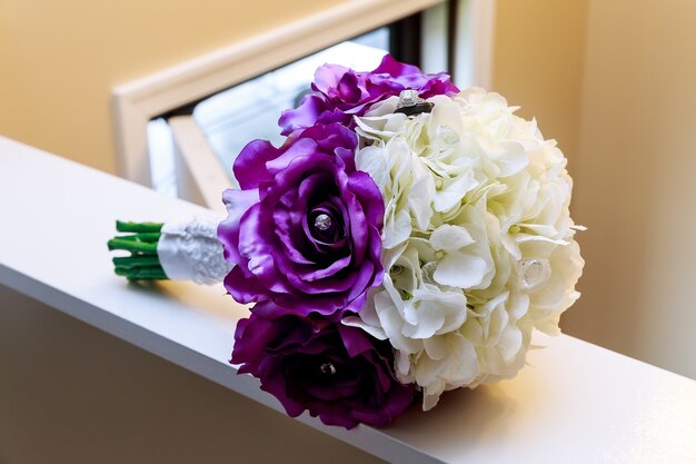 Gros plan des mains mariée avec des anneaux de mariage sur fond de nature