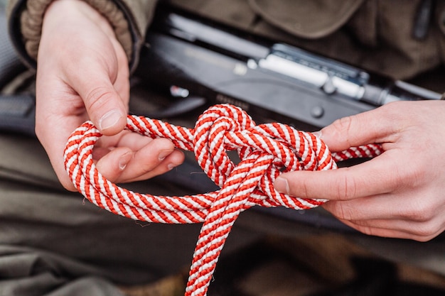 Gros plan des mains masculines attacher une corde