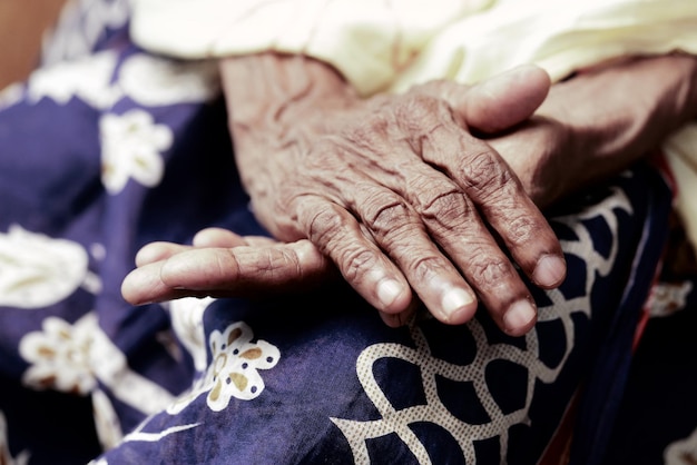 Gros plan des mains d'une personne âgée