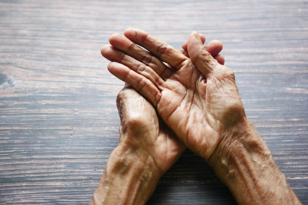 Photo gros plan des mains d'une personne âgée