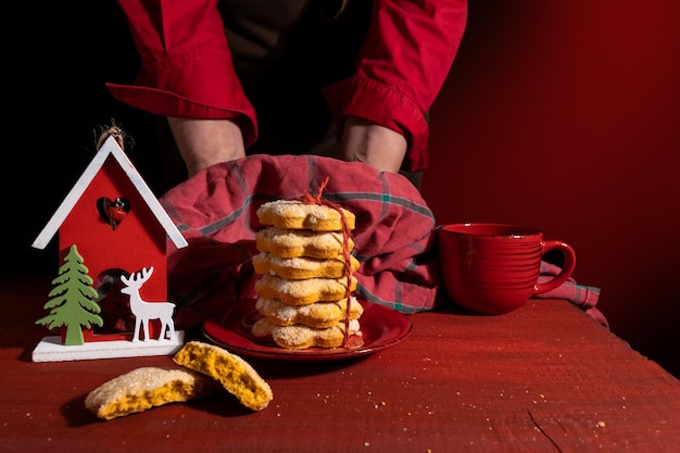 Gros plan des mains tenant des biscuits faits maison