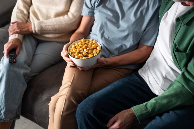 Photo gros plan des mains tenant un bol de pop-corn