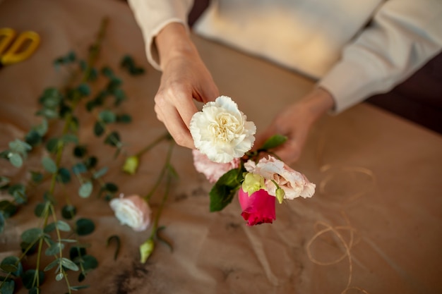 Photo gros plan des mains tenant des fleurs