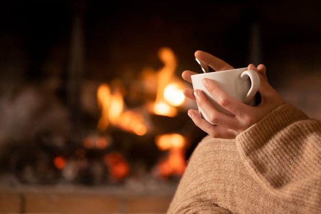 Photo gros plan des mains tenant une tasse de thé