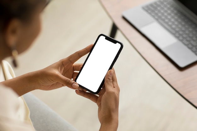 Gros plan sur les mains tenant le téléphone