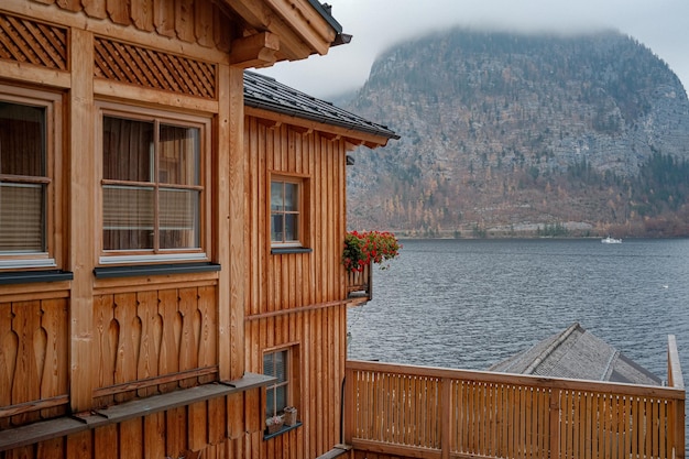 Gros plan d'une maison du village de Hallstatt dans la région montagneuse du Salzkammergut en Autriche