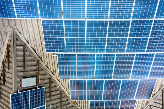 Gros plan d'une maison privée avec panneaux solaires photovoltaïques pour produire de l'électricité propre sur le toit.