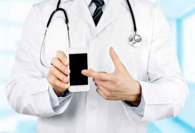 Gros plan, de, mâle, docteur, pointage, smartphone