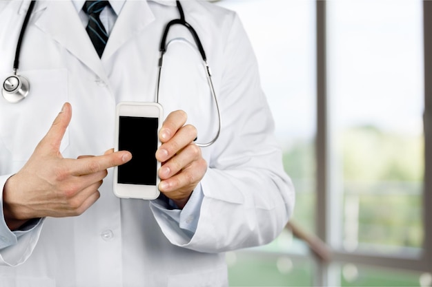 Gros plan, de, mâle, docteur, pointage, smartphone