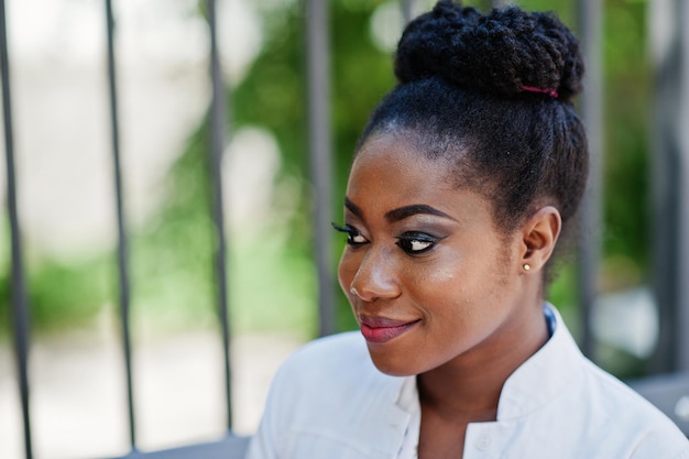 Gros plan maquillage visage de fille afro-américaine