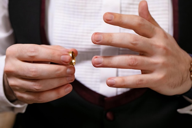 Gros plan de mariage de la main du marié