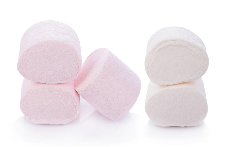 Photo un gros plan de marshmallows sur un fond blanc