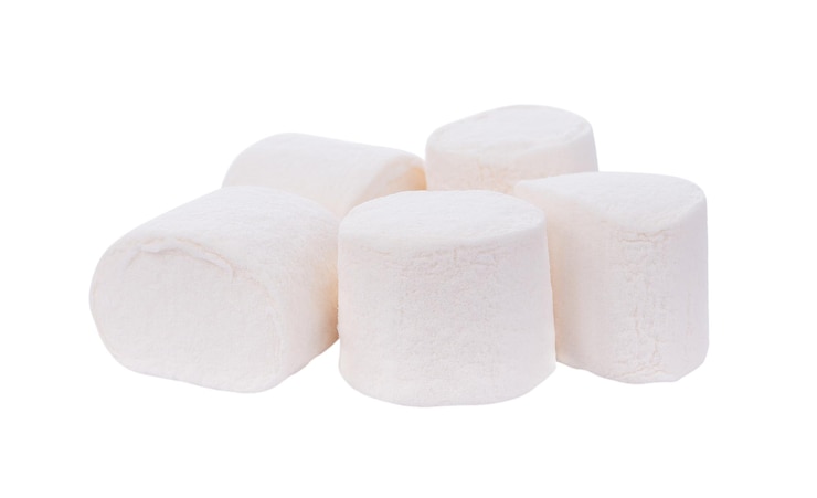 Photo un gros plan de marshmallows sur un fond blanc