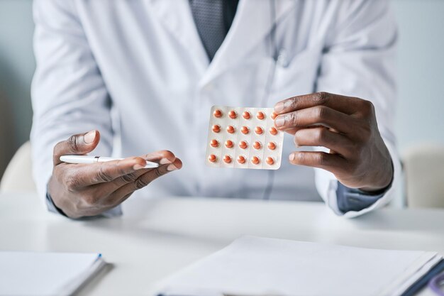 Gros plan sur un médecin afro-américain tenant des tablettes à la caméra